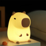 ΦΩΤΙΣΤΙΚΟ LED ΠΑΙΔΙΚΟ ΔΙΑΚΟΣΜΗΤΙΚΟ ΖΕΣΤΟ ΦΩΣ ΜΕ ΜΠΑΤΑΡΙΑ ΚΑΙ ΚΑΛΩΔΙΟ USB CAPYBARA FNL-12 FOREVER LIGHT